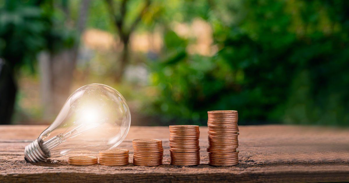 Asesor de BuscoAhorro calculando el ahorro combinado de todos los servicios del hogar